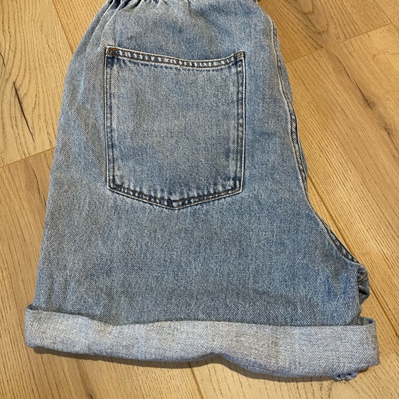 High waisted ruched detail jean shorts - Picture 3 of 7